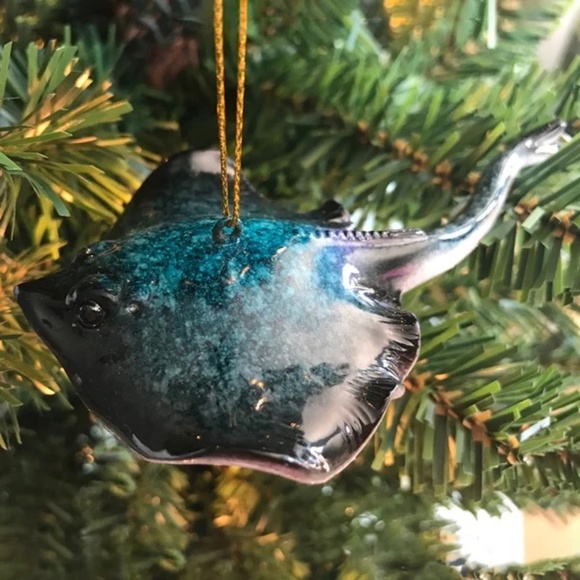 NWT Hand Painted Ocean Blue Stingray Christmas Ornament - Picture 4 of 8